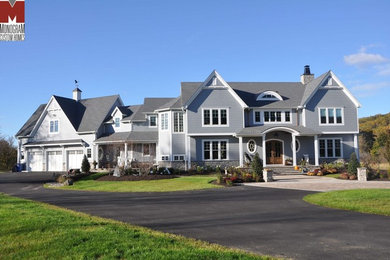 Exemple d'une façade de maison chic.