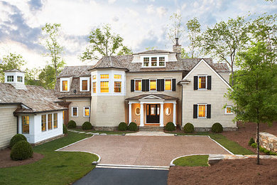 Свежая идея для дизайна: трехэтажный, деревянный, желтый частный загородный дом среднего размера с мансардной крышей и крышей из гибкой черепицы - отличное фото интерьера