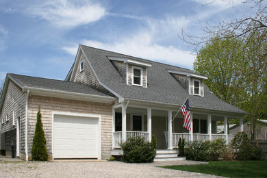 Foto de fachada de casa gris marinera de tamaño medio de dos plantas con revestimiento de madera, tejado a dos aguas y tejado de teja de madera