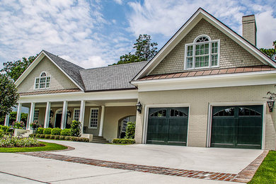 Mittelgroßes, Zweistöckiges Klassisches Einfamilienhaus mit Putzfassade, beiger Fassadenfarbe, Halbwalmdach und Schindeldach in Wilmington