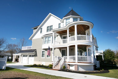 Modelo de fachada de casa multicolor marinera grande de tres plantas con tejado a dos aguas