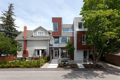 Стильный дизайн: трехэтажный, серый дом среднего размера в стиле модернизм с облицовкой из металла и плоской крышей - последний тренд