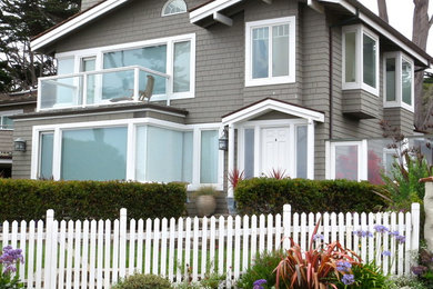 サンフランシスコにあるお手頃価格のビーチスタイルのおしゃれな家の外観の写真