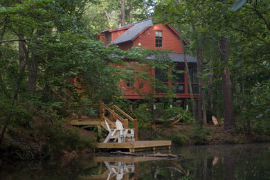 Exemple d'une façade de maison montagne en bois à un étage.