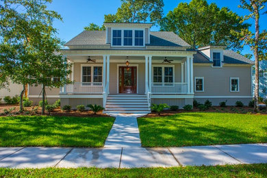 Example of a classic exterior home design in Charleston