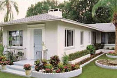 Example of a mid-sized one-story exterior home design in Tampa