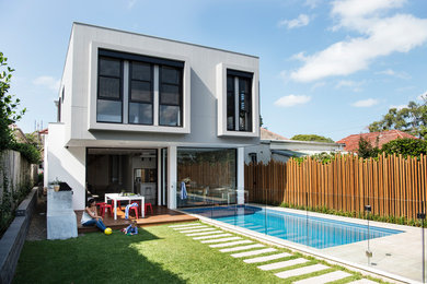 Diseño de fachada de casa blanca minimalista grande de dos plantas con revestimiento de aglomerado de cemento, tejado plano y tejado de metal