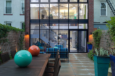 Modernes Reihenhaus mit Backsteinfassade und Flachdach in New York