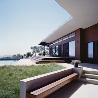 Immagine della facciata di una casa moderna con rivestimento in legno