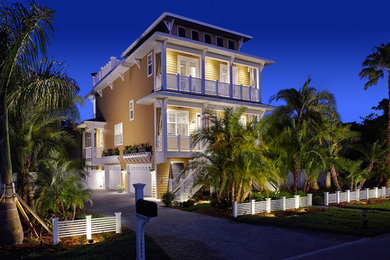 マイアミにある中くらいなトロピカルスタイルのおしゃれな三階建ての家 (コンクリート繊維板サイディング) の写真