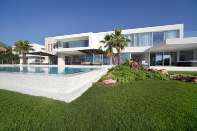 マヨルカ島にあるお手頃価格のトロピカルスタイルのおしゃれな家の外観 (混合材サイディング) の写真