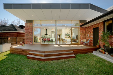 Kleines, Einstöckiges Modernes Haus mit Backsteinfassade und weißer Fassadenfarbe in Melbourne