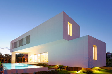 Imagen de fachada blanca contemporánea grande de dos plantas con revestimiento de estuco y tejado plano