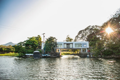 Foto de fachada de casa blanca contemporánea de tamaño medio de dos plantas