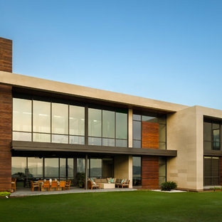 Foto della facciata di una casa moderna con rivestimento in legno