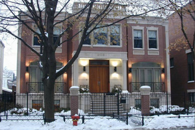 シカゴにある高級な中くらいなトランジショナルスタイルのおしゃれな家の外観 (レンガサイディング、アパート・マンション) の写真
