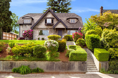 シアトルにあるトラディショナルスタイルのおしゃれなグレーの家 (漆喰サイディング) の写真