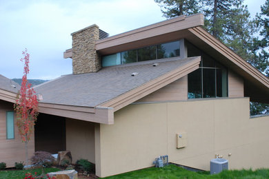 Imagen de fachada beige contemporánea grande de dos plantas con revestimientos combinados y tejado de un solo tendido