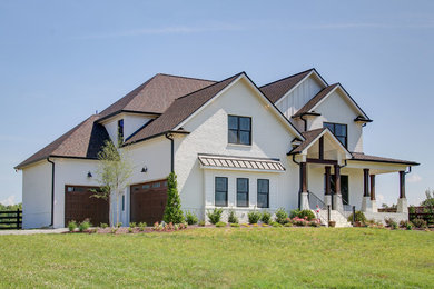 Diseño de fachada de casa blanca de estilo americano de tamaño medio de dos plantas con revestimiento de ladrillo, tejado a cuatro aguas y tejado de varios materiales