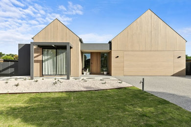 Foto della villa contemporanea a un piano di medie dimensioni con rivestimenti misti, tetto a capanna e copertura in metallo o lamiera
