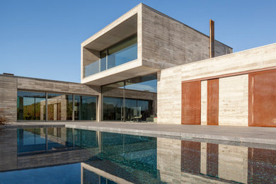 Diseño de fachada gris actual grande de dos plantas con revestimiento de hormigón y tejado plano