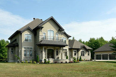 オタワにあるラグジュアリーなトラディショナルスタイルのおしゃれな大きな家の写真