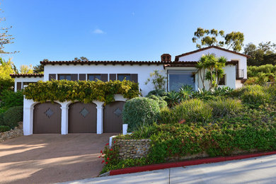 Zweistöckiges Mediterranes Haus mit weißer Fassadenfarbe in San Diego