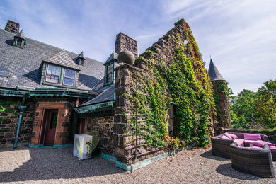Mittelgroßes, Dreistöckiges Klassisches Einfamilienhaus mit Steinfassade, grauer Fassadenfarbe, Walmdach und Schindeldach in New York