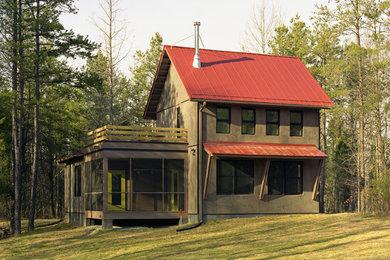 Идея дизайна: двухэтажный, коричневый дом среднего размера в стиле рустика с красной крышей для охотников