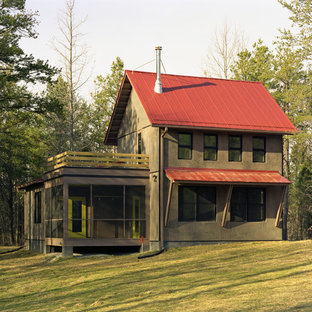 Mittelgroßes, Zweistöckiges, Braunes, Rotes Uriges Haus in Raleigh