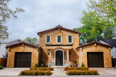 Foto de fachada de casa marrón mediterránea de tamaño medio de dos plantas con revestimiento de estuco, tejado a dos aguas y tejado de teja de barro