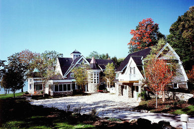 Cette photo montre une façade de maison chic avec un revêtement mixte et un toit à deux pans.