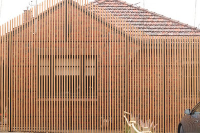 Diseño de fachada actual pequeña de una planta con revestimiento de madera