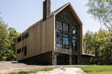Imagen de fachada de casa campestre de tamaño medio de dos plantas con revestimiento de madera, tejado a dos aguas y tejado de teja de madera
