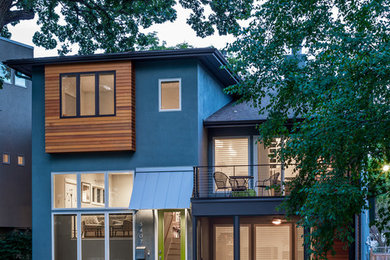 Идея дизайна: трехэтажный, синий дом в современном стиле