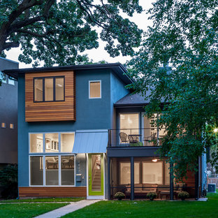 Diseño de fachada azul, contemporánea, de tres plantas