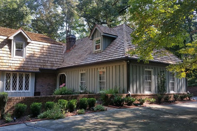 Diseño de fachada de casa multicolor de estilo americano grande de dos plantas con revestimientos combinados, tejado a doble faldón y tejado de teja de madera