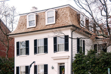 Ejemplo de fachada de casa blanca tradicional grande de tres plantas con revestimiento de madera, tejado a doble faldón y tejado de teja de madera