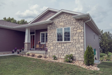 Cette image montre une façade de maison marron craftsman de plain-pied avec un revêtement en vinyle et un toit en shingle.