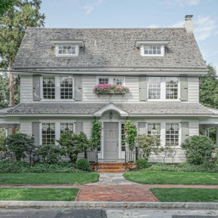 Mittelgroßes, Zweistöckiges, Graues, Graues Klassisches Einfamilienhaus mit Holzfassade, Satteldach, Schindeldach und Verschalung in Philadelphia
