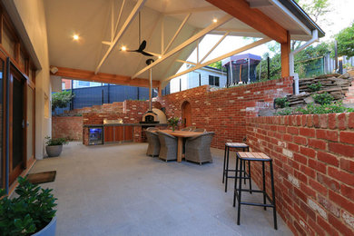 Réalisation d'une grande terrasse minimaliste.