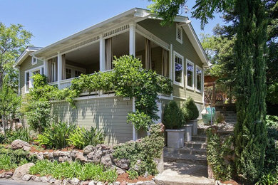 Mittelgroßes, Einstöckiges Klassisches Haus mit Vinylfassade und grüner Fassadenfarbe in San Francisco