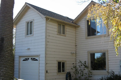 Inspiration pour une façade de maison beige rustique en bois à un étage.