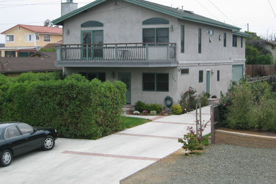 サンルイスオビスポにあるトランジショナルスタイルのおしゃれな家の外観 (漆喰サイディング) の写真