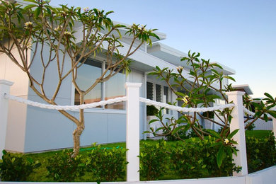 ゴールドコーストにあるラグジュアリーなビーチスタイルのおしゃれな家の外観 (コンクリート繊維板サイディング) の写真