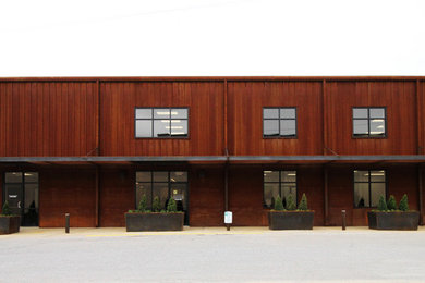 Modelo de fachada contemporánea con revestimiento de metal y tejado de metal