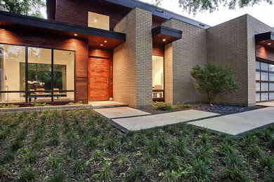 Großes, Einstöckiges Modernes Einfamilienhaus mit Backsteinfassade und beiger Fassadenfarbe in Dallas