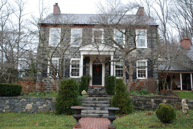 Réalisation d'une façade de maison tradition.