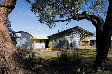 Mittelgroßes, Einstöckiges Modernes Einfamilienhaus mit grauer Fassadenfarbe, Mix-Fassade und Blechdach in Geelong