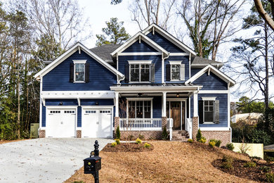 Diseño de fachada de casa azul de estilo americano de tamaño medio de dos plantas con revestimiento de madera, tejado a dos aguas y tejado de teja de madera